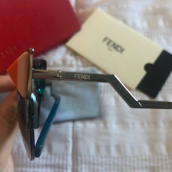 FENDI Iridia Cateye Sunglasses✨ - Picture 3 of 4